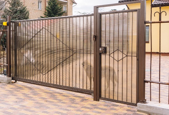 Купить ворота из профлиста с элементами ковки, с металлическими столбами в рамке или под дерево в Уфе от 154320 руб